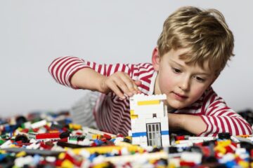 Enfant qui joue avec des Lego